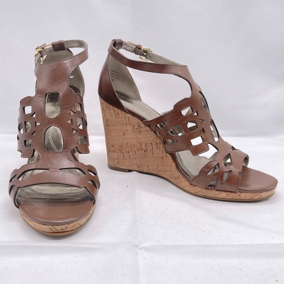 TAHARI Brown Leather Cutout Sandal Wedge Size 9M - Picture 1 of 9